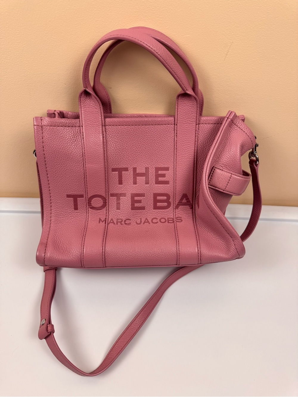 Marc Jacobs The Medium Leather Tote Bag Crossbody with Dust Bag - Picture 14 of 16